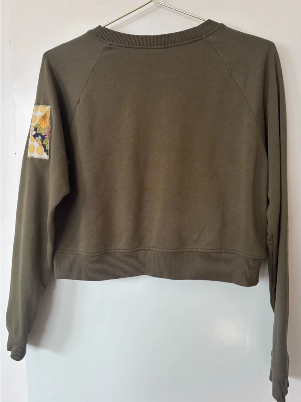 H&M| ‘Quilt Math’ Olive Green Comfy Cropped Sweatshirt w/Quilted Patches Sz S - Picture 2 of 4